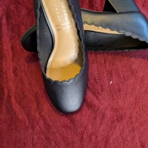 Lauren Conrad women's black faux leather scalloped edge block heel shoes 6.5 m